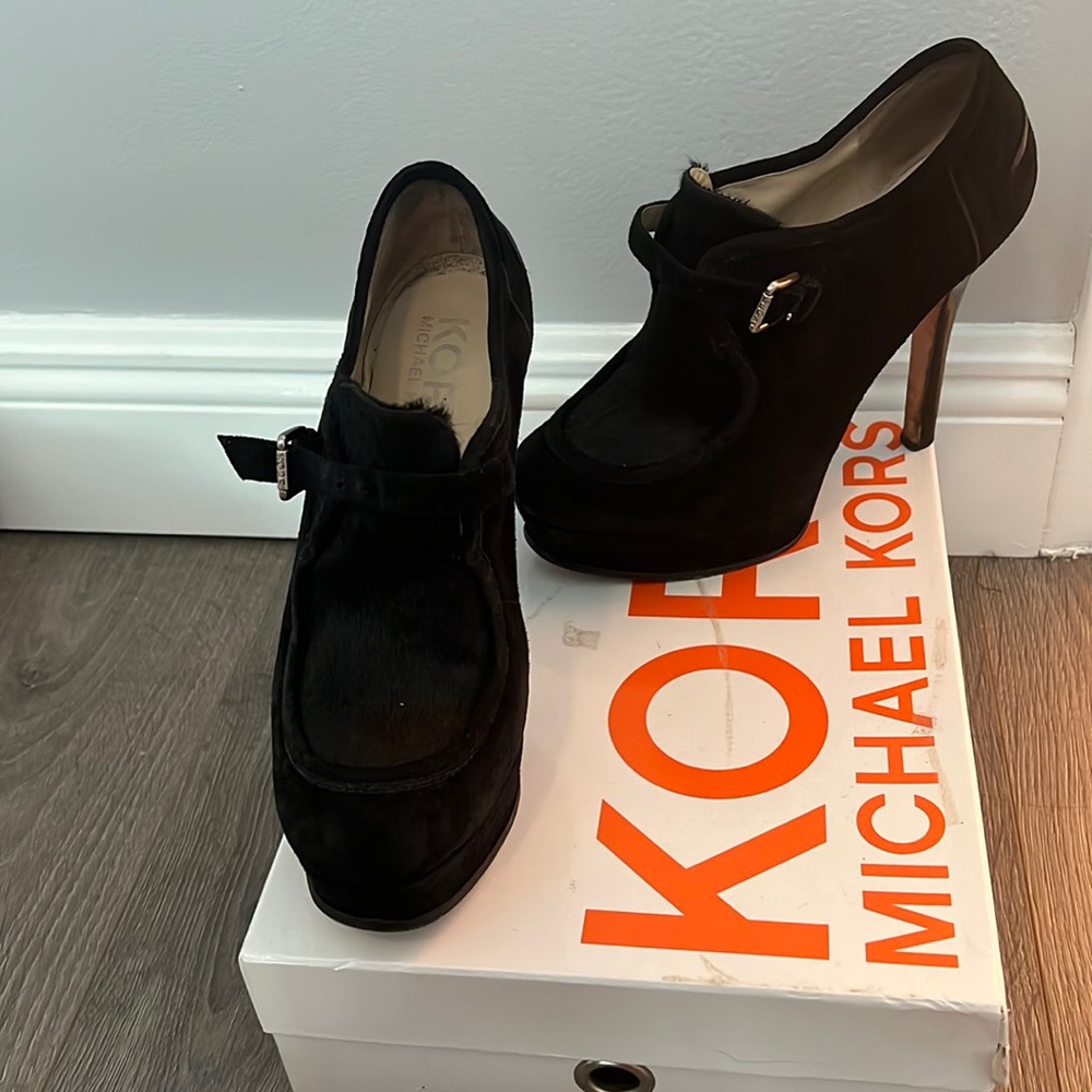 Kors Michael kors heel ankle shoes.
